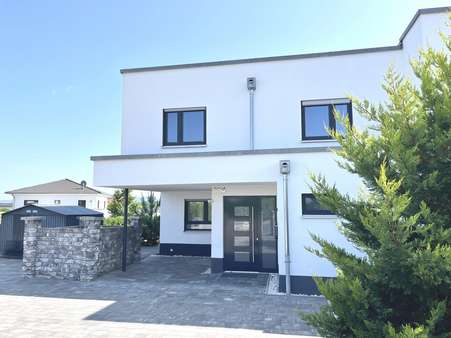 Hauszugang mit aufwändig gestalteten Außenanlagen/Einfriedung Hauszugang mit aufwändig gestalteten Außenanlagen/Einfriedung - Reiheneckhaus in 97437 Haßfurt mit 120m² kaufen