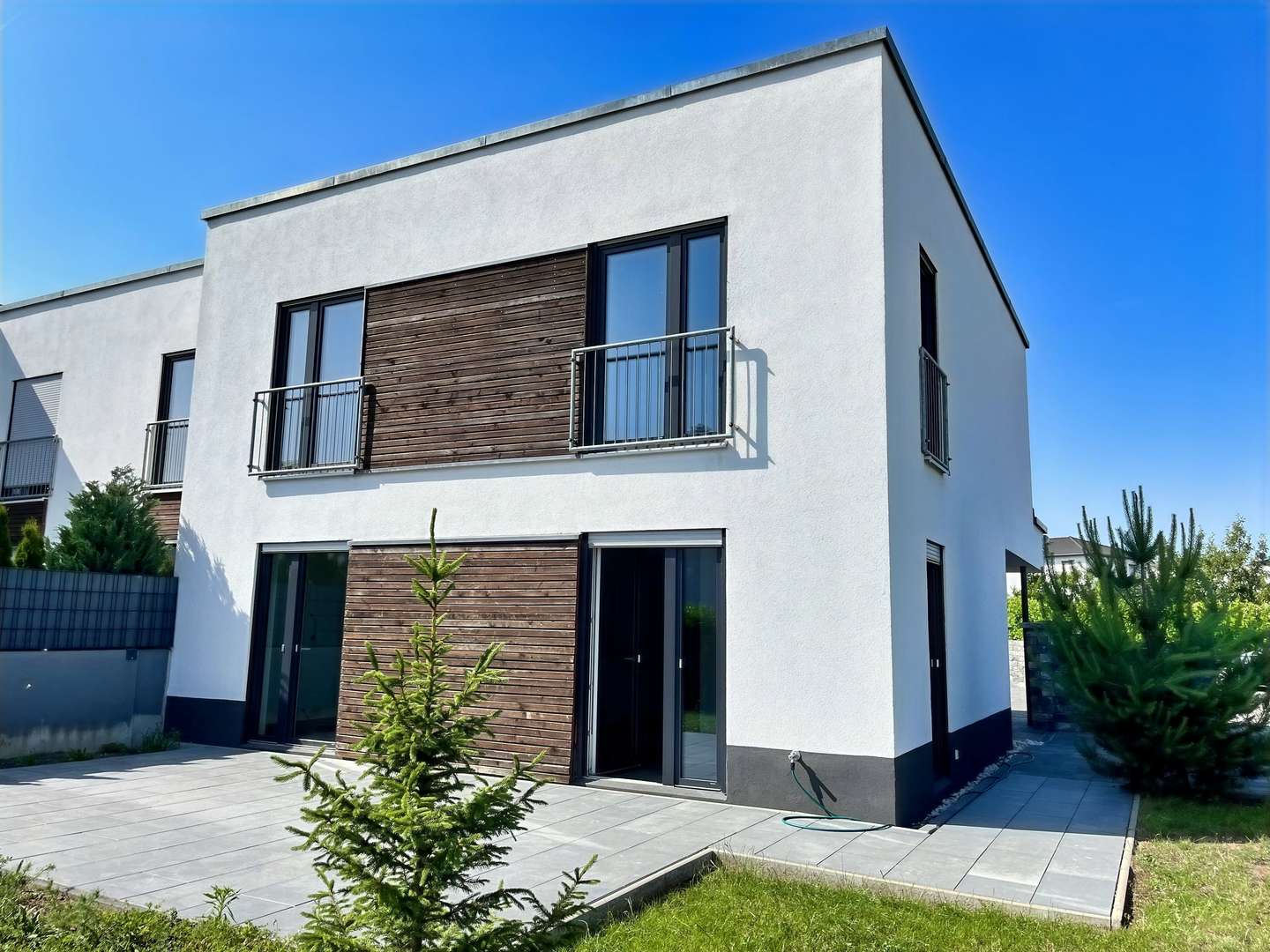 sonnenverwöhnte Lage... die Westansicht des Hauses mit großer Terrasse sonnenverwöhnte Lage... die Westansicht des Hauses mit großer Terrasse - Reiheneckhaus in 97437 Haßfurt mit 120m² kaufen