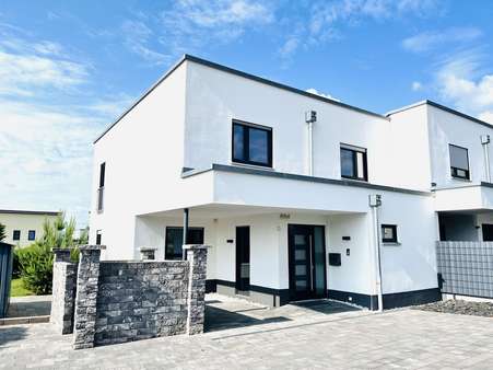 Südostansicht mit Hauseingang und Carport Südostansicht mit Hauseingang und Carport - Reiheneckhaus in 97437 Haßfurt mit 120m² kaufen