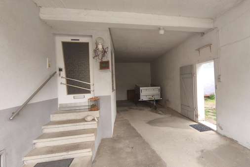 Stellplatz im Hof mit überdachtem Eingang und Zugang zum kleinen Garten - Zweifamilienhaus in 97535 Wasserlosen mit 89m² kaufen