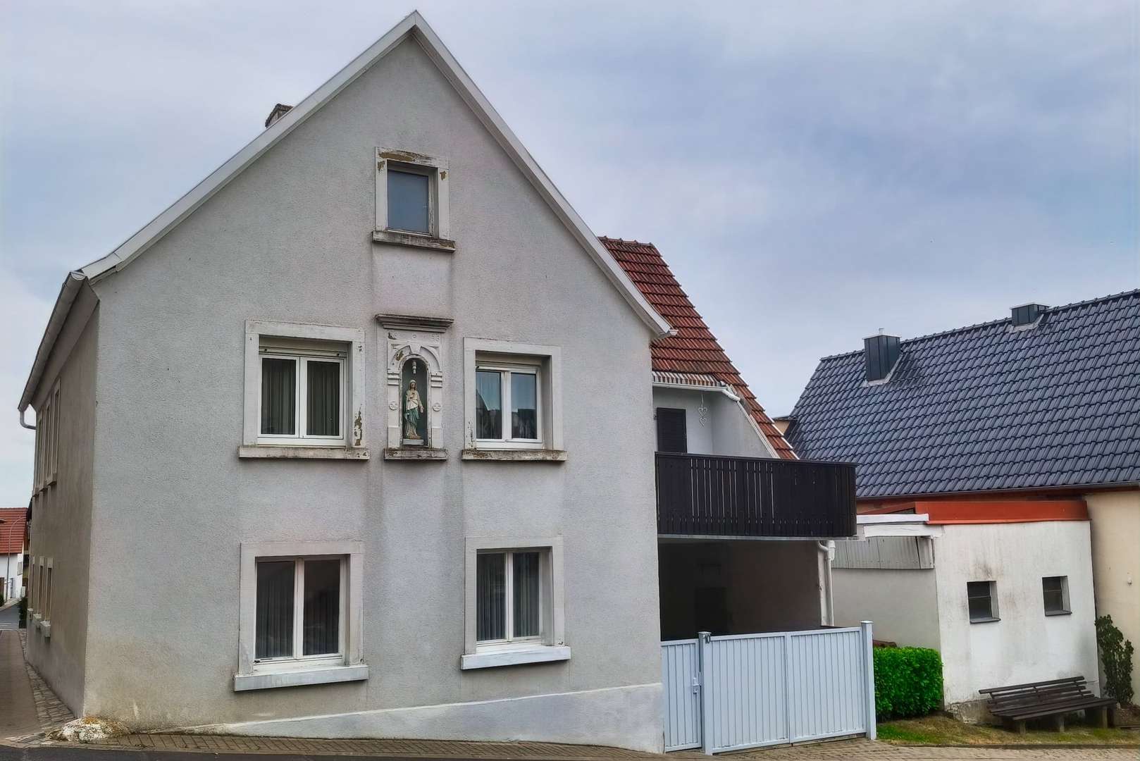 Straßenansicht - Zweifamilienhaus in 97535 Wasserlosen mit 89m² kaufen