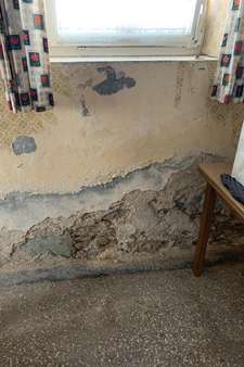 Erdgeschoss mit Feuchtigkeitsspuren - Zweifamilienhaus in 97535 Wasserlosen mit 89m² kaufen