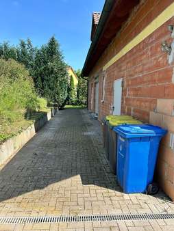 befestige Wegfläche auf der Rückseite des Hauses befestige Wegfläche auf der Rückseite des Hauses - Einfamilienhaus in 97496 Burgpreppach mit 340m² kaufen