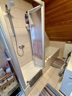 Bad mit Dusche und Badewanne Bad mit Dusche und Badewanne - Dachgeschosswohnung in 97496 Burgpreppach mit 70m² mieten