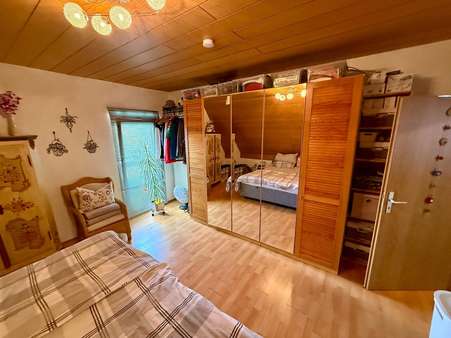 Schlafzimmer mit Balkonzugang Schlafzimmer mit Balkonzugang - Dachgeschosswohnung in 97496 Burgpreppach mit 70m² mieten