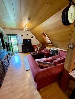 Wohnzimmer mit Balkonzugang Wohnzimmer mit Balkonzugang - Dachgeschosswohnung in 97496 Burgpreppach mit 70m² mieten