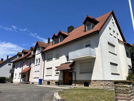Gesamtansicht der Anlage (zwei im Keller verbundene Baukörper) Gesamtansicht der Anlage (zwei im Keller verbundene Baukörper) - Erdgeschosswohnung in 97437 Haßfurt mit 48m² kaufen