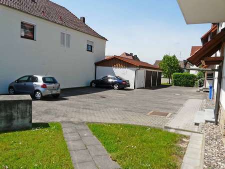 Hof mit Garagen und Stellplätzen Hof mit Garagen und Stellplätzen - Erdgeschosswohnung in 97437 Haßfurt mit 48m² kaufen