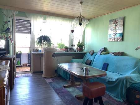 Wohnzimmer mit Zugang zur Loggia - Etagenwohnung in 97424 Schweinfurt mit 93m² kaufen