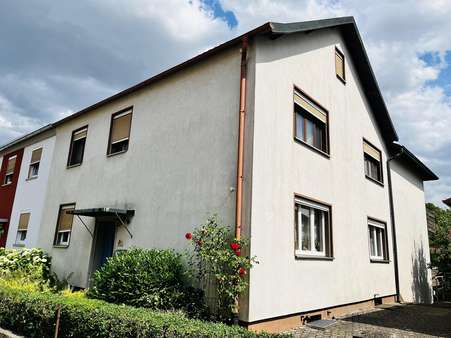 Nordwestansicht des Gebäudes Nordwestansicht des Gebäudes - Zweifamilienhaus in 97475 Zeil mit 215m² kaufen