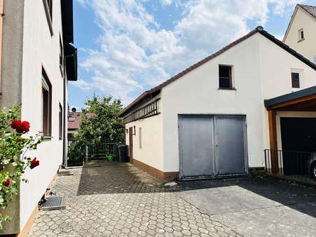 gut gelöst: Hof mit Stellplatz und Garagengebäude gut gelöst: Hof mit Stellplatz und Garagengebäude - Zweifamilienhaus in 97475 Zeil mit 215m² kaufen