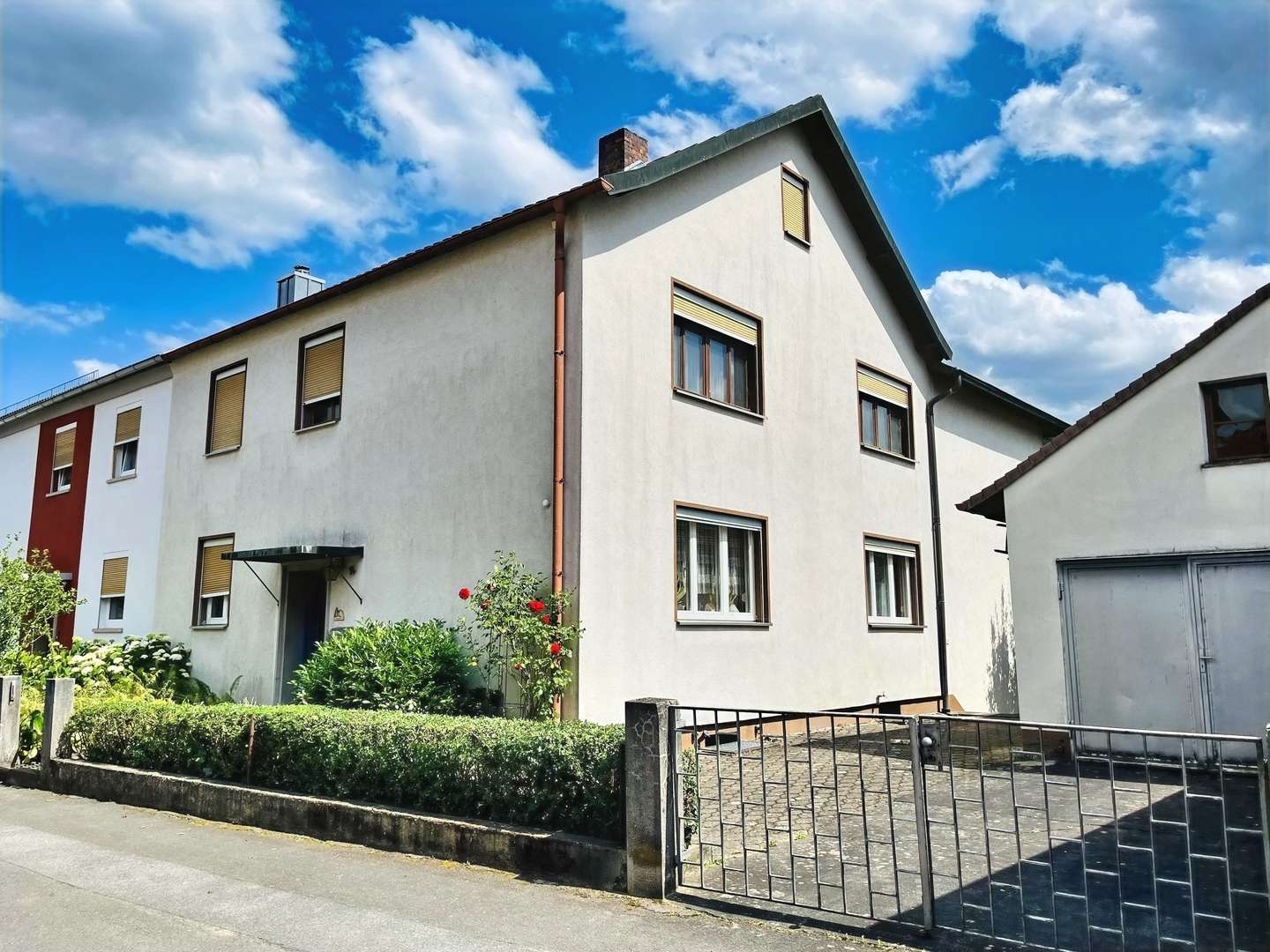 Nordwestansicht des Hauses Nordwestansicht des Hauses - Zweifamilienhaus in 97475 Zeil mit 215m² kaufen