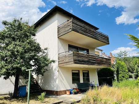 von viel Sonne und Grün umgeben... die Südwestansicht mit Balkone (Gartenseite) von viel Sonne und Grün umgeben... die Südwestansicht mit Balkone (Gartenseite) - Zweifamilienhaus in 97475 Zeil mit 215m² kaufen