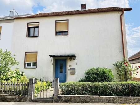 Vorgarten mit Hauseingang Vorgarten mit Hauseingang - Zweifamilienhaus in 97475 Zeil mit 215m² kaufen