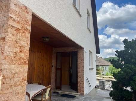 überdachter Eingangsbereich überdachter Eingangsbereich - Einfamilienhaus in 96181 Rauhenebrach mit 115m² mieten