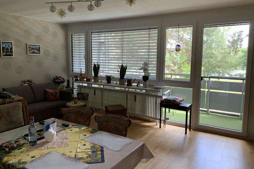 Wohnzimmer mit Blick ins Grüne - Erdgeschosswohnung in 97422 Schweinfurt mit 64m² kaufen