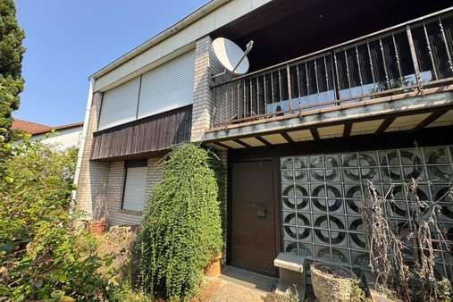 Eingangsbereich mit Balkon - Einfamilienhaus in 97453 Schonungen mit 138m² kaufen