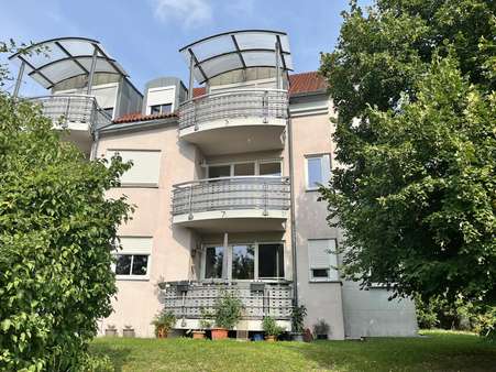 Ansicht der Anlage mit dem Balkon der Wohnung im 1. Obergeschoss - Etagenwohnung in 97437 Haßfurt mit 73m² kaufen