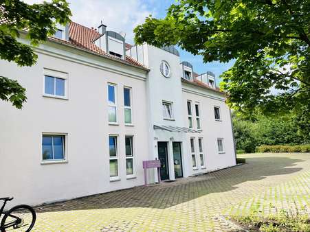 Ansicht der Anlage mit Hoffläche/Stellplätze - Etagenwohnung in 97437 Haßfurt mit 73m² kaufen