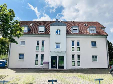 ansprechende Architektur... die Ostansicht mit überdachtem Eingang - Etagenwohnung in 97437 Haßfurt mit 73m² kaufen