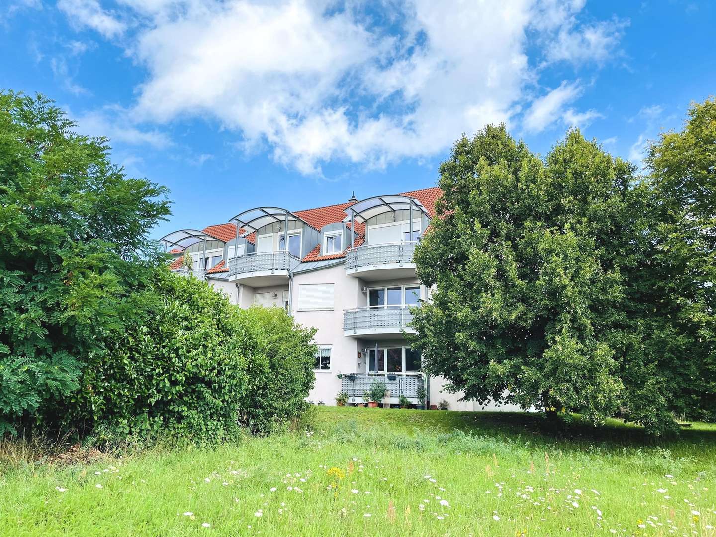 Von viel Grün und Sonne umgeben... die Westansicht der Wohnanlage - Etagenwohnung in 97437 Haßfurt mit 73m² kaufen