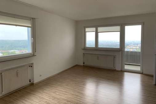 gut belichtetes Wohnzimmer mit Traumblick - Etagenwohnung in 97422 Schweinfurt mit 87m² kaufen