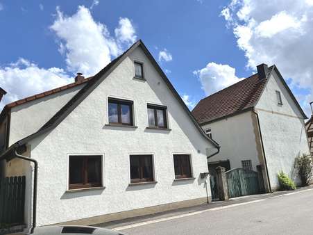 Ansicht des Wohnhauses mit Hoftoranlage und Nebengebäude (ehemaliges Gasthaus mit Tanzboden) Ansicht des Wohnhauses mit Hoftoranlage und Nebengebäude (ehemaliges Gasthaus mit Tanzboden) - Einfamilienhaus in 97461 Hofheim mit 200m² kaufen