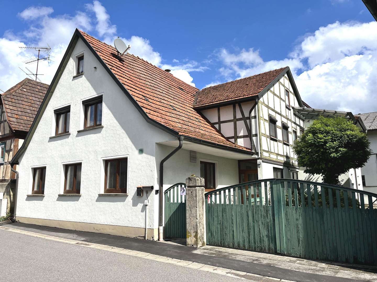 Charmantes Anwesen im Dorfkern... die Südwestansicht mit markantem Zwerchhausgiebel Charmantes Anwesen im Dorfkern... die Südwestansicht mit markantem Zwerchhausgiebel - Einfamilienhaus in 97461 Hofheim mit 200m² kaufen