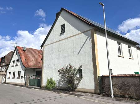 Gesamtansicht von Haus und Nebengebäude (PV-Anlage auf der Dachfläche des Nebengebäudes) Gesamtansicht von Haus und Nebengebäude (PV-Anlage auf der Dachfläche des Nebengebäudes) - Einfamilienhaus in 97461 Hofheim mit 200m² kaufen