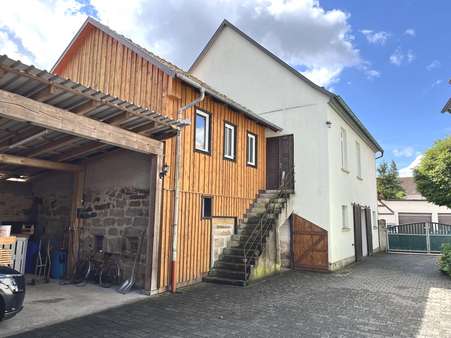 Hofansicht des Nebengebäudes - inkl. Außentreppe zum Tanzboden Hofansicht des Nebengebäudes - inkl. Außentreppe zum Tanzboden - Einfamilienhaus in 97461 Hofheim mit 200m² kaufen