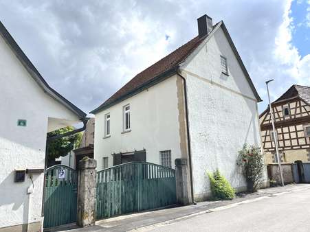 stattliches Nebengebäude (ehemaliger Tanzboden im Obergeschoss) stattliches Nebengebäude (ehemaliger Tanzboden im Obergeschoss) - Einfamilienhaus in 97461 Hofheim mit 200m² kaufen