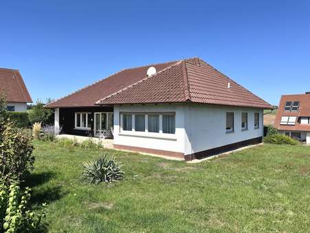 Sonnenverwöhnte Lage... die Südostansicht des Hauses (Gartenseite) Sonnenverwöhnte Lage... die Südostansicht des Hauses (Gartenseite) - Einfamilienhaus in 96106 Ebern mit 125m² kaufen