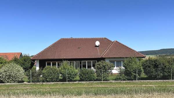 Südansicht mit Garten und Außenanlagen Südansicht mit Garten und Außenanlagen - Einfamilienhaus in 96106 Ebern mit 125m² kaufen