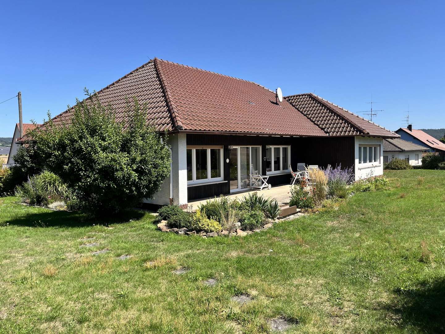 Traumhaft schön hier zu wohnen... die Südwestansicht des Hauses mit ebener Gartenfläche Traumhaft schön hier zu wohnen... die Südwestansicht des Hauses mit ebener Gartenfläche - Einfamilienhaus in 96106 Ebern mit 125m² kaufen