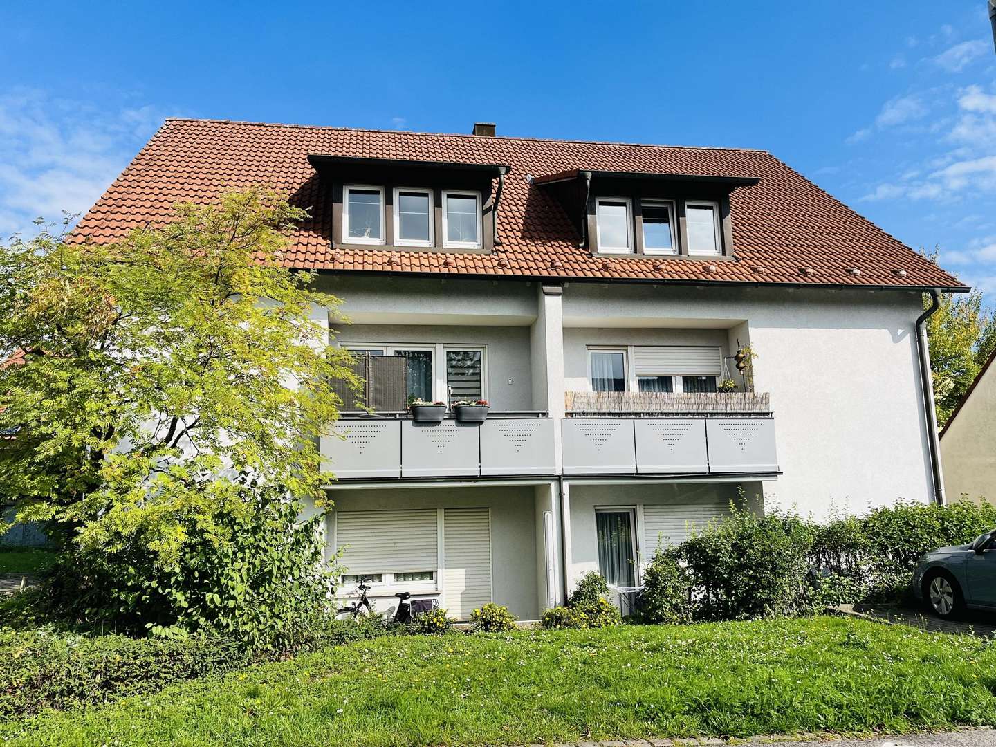 Südwestansicht der Wohnanlage (Verkaufseinheit liegt im Dachgeschoss rechts) Südwestansicht der Wohnanlage (Verkaufseinheit liegt im Dachgeschoss rechts) - Dachgeschosswohnung in 97437 Haßfurt mit 50m² kaufen