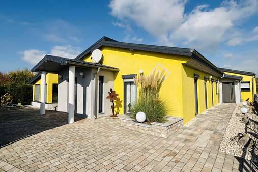 Hofansicht - Bungalow in 97526 Reichelshof mit 170m² kaufen