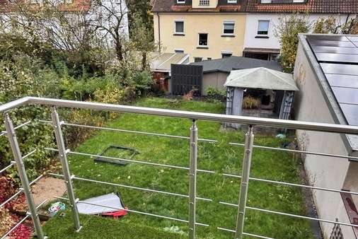 Blick vom Balkon ins Grundstück - Reihenmittelhaus in 97421 Schweinfurt mit 154m² kaufen