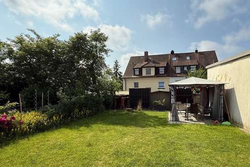 pflegeleicht angelegter Garten - Reihenmittelhaus in 97421 Schweinfurt mit 154m² kaufen