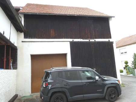 großes Nebengebäude (ehmalige Scheune mit Garage und Vorplatz) großes Nebengebäude (ehmalige Scheune mit Garage und Vorplatz) - Einfamilienhaus in 97514 Oberaurach mit 140m² kaufen