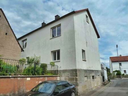 Nordwestansicht mit Sandsteinsockel Nordwestansicht mit Sandsteinsockel - Einfamilienhaus in 97514 Oberaurach mit 140m² kaufen