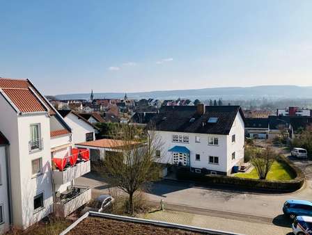 Grandioser Ausblick vom Balkon über Zeil bis hin zum Steigerwald - Dachgeschosswohnung in 97475 Zeil mit 86m² kaufen