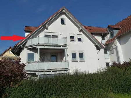 Südansicht der Wohnanlage mit Kennzeichnung - Dachgeschosswohnung in 97475 Zeil mit 86m² kaufen