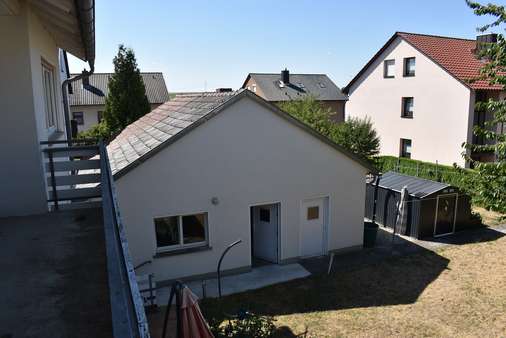 Blick in den Garten - Zweifamilienhaus in 97440 Werneck mit 166m² kaufen