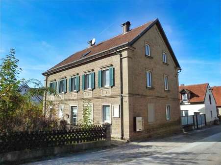 Südostansicht mit Zufahrt über die Pfarrgasse - Einfamilienhaus in 97522 Sand mit 275m² kaufen