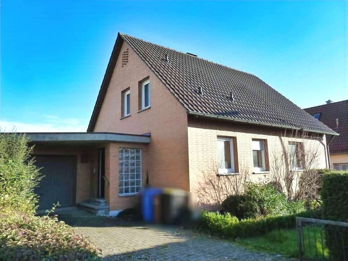 Nordwestansicht mit Garage und überdachtem Hauseingang - Einfamilienhaus in 97437 Haßfurt mit 125m² kaufen