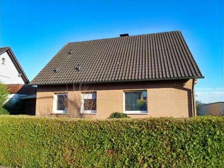 Westansicht mit Heckeneinfriedung - Einfamilienhaus in 97437 Haßfurt mit 125m² kaufen