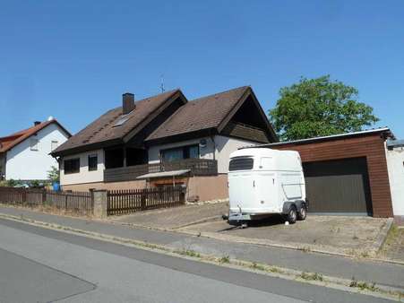 Gesamtansicht mit Doppelgarage - Einfamilienhaus in 97437 Haßfurt mit 230m² kaufen