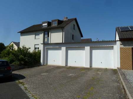 Gesamtansicht mit Garagen - Mehrfamilienhaus in 97478 Knetzgau mit 275m² kaufen