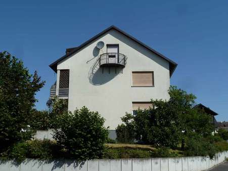 Südansicht mit Balkon für die Dachwohnung - Mehrfamilienhaus in 97478 Knetzgau mit 275m² kaufen