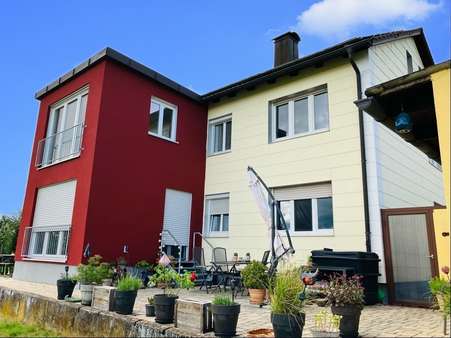 Südostansicht mit Anbau und Terrasse - Zweifamilienhaus in 97531 Theres mit 150m² kaufen